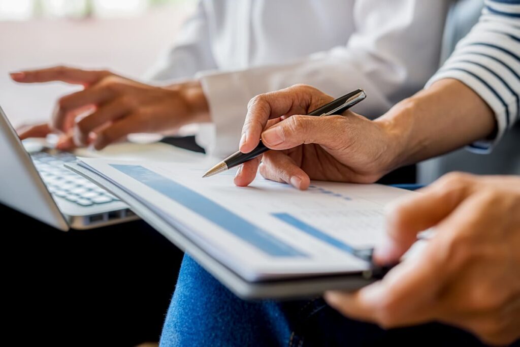 personas realizando calculo de impuestos