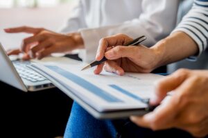 personas realizando calculo de impuestos